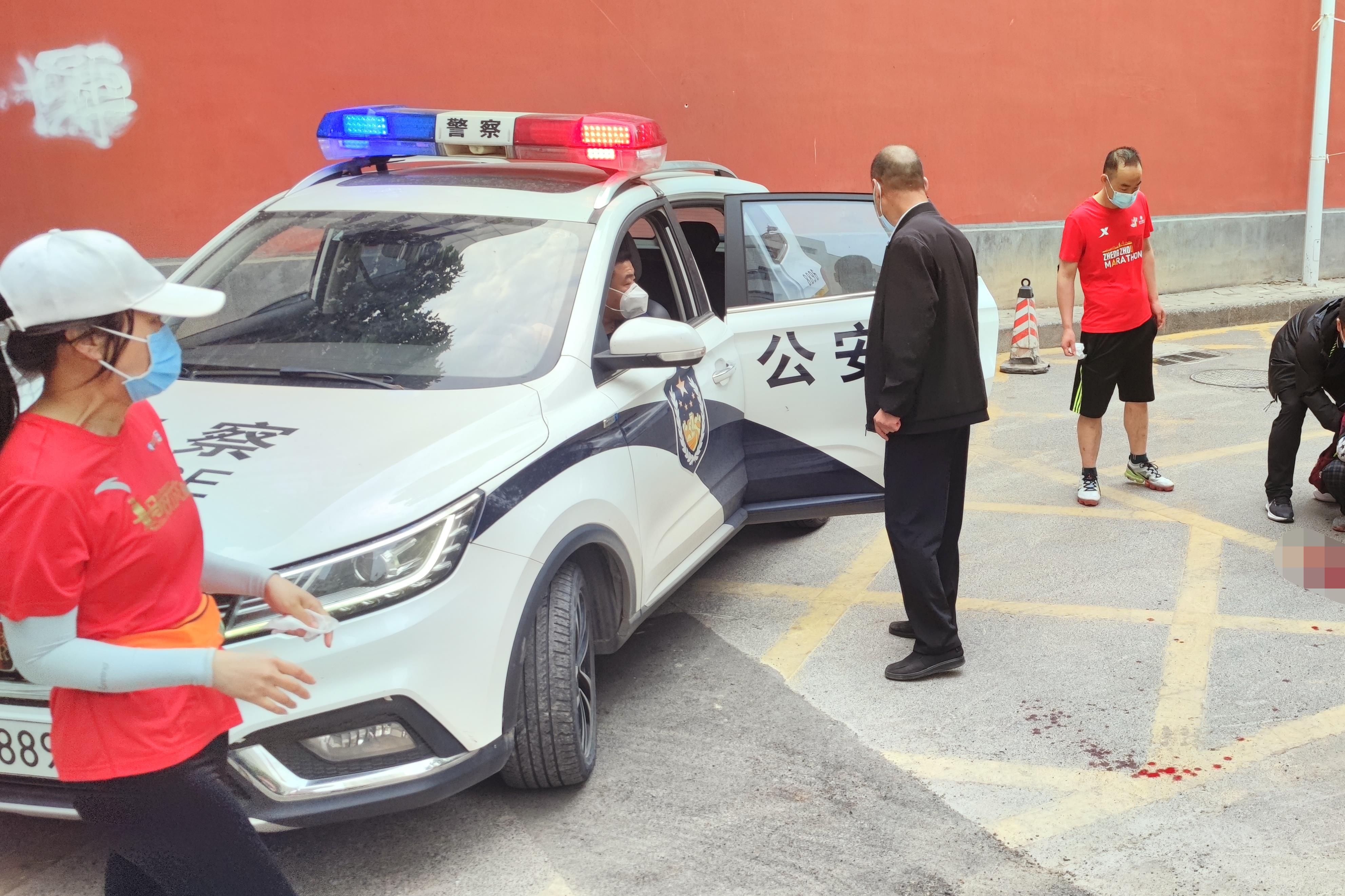 女子低血糖晕倒警民接力暖心救助,环卫工中暑晕倒后续