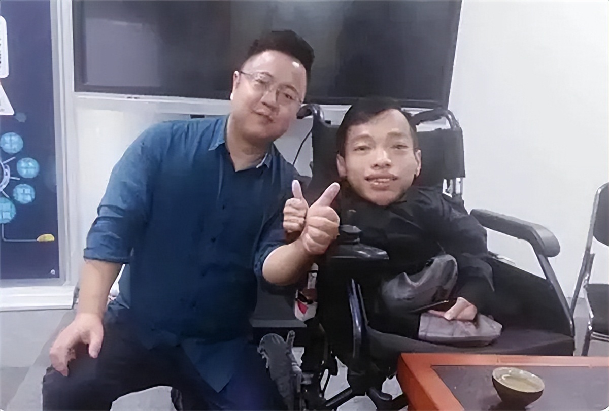 案例：袖珍总裁李创利：身高不到1米，赚3亿娶1.7米女秘书