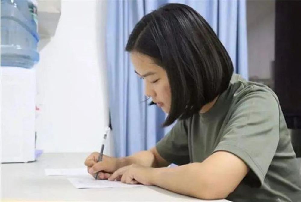 李盈学霸现在在什么学校,云南女孩李盈高考复读693分