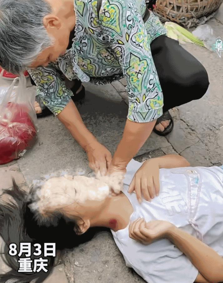 中暑了该怎么救助儿童,小女孩中暑晕倒