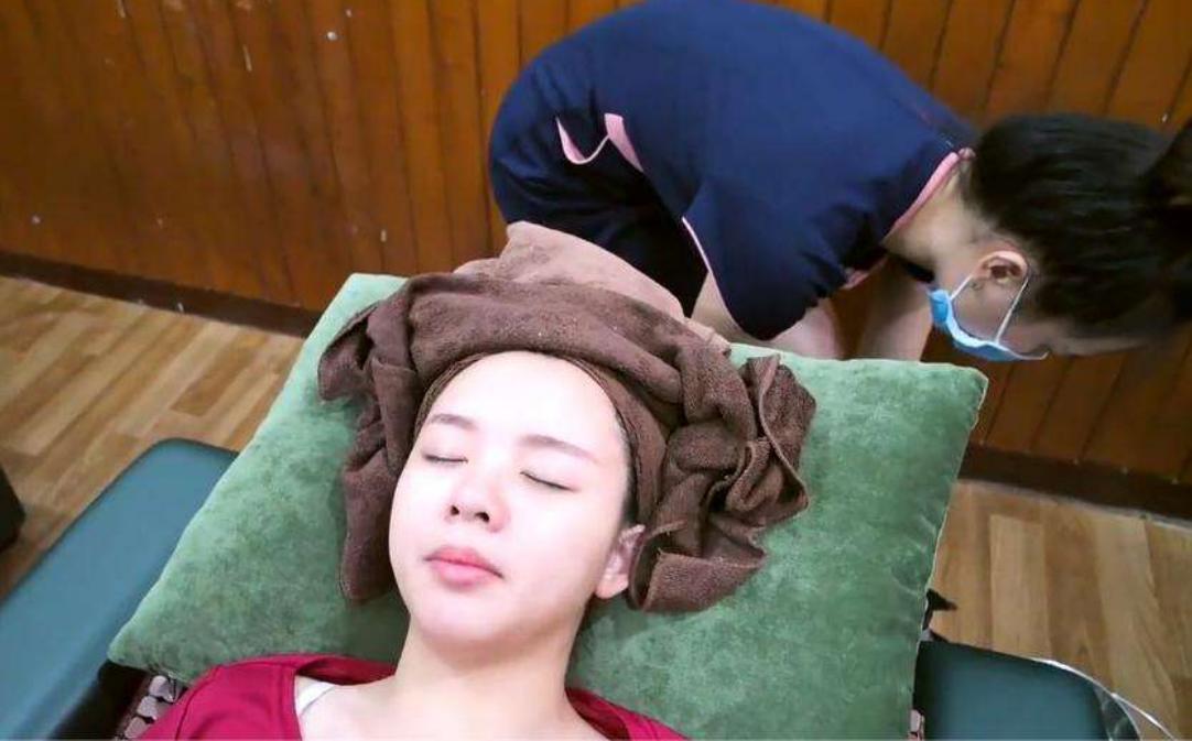 越南62岁老妇嫁给27岁小伙，还为他多次整容，如今却肿得不能看