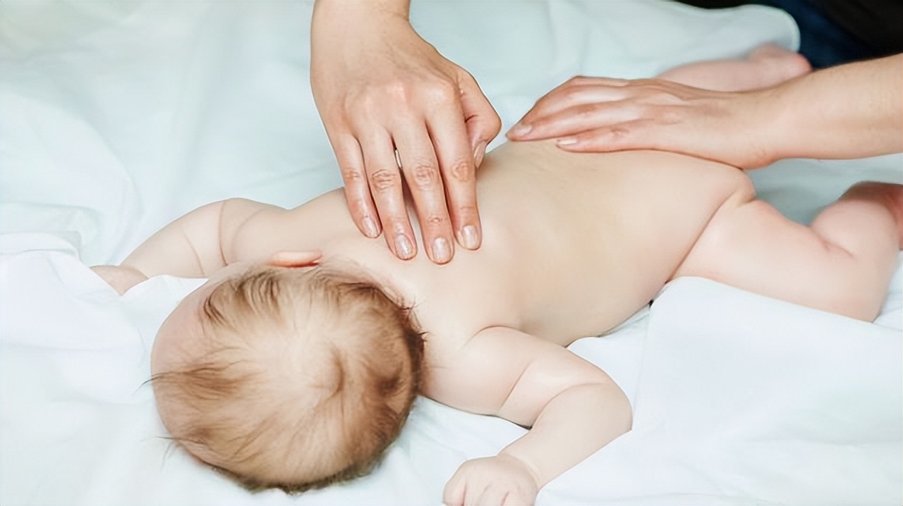 婴儿拍嗝拍不出来有点吐奶,给婴儿拍嗝拍不出来怎么办