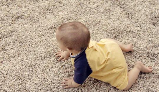 宝宝摔倒一定要妈妈扶起来,为什么摔倒后不能立即扶起来