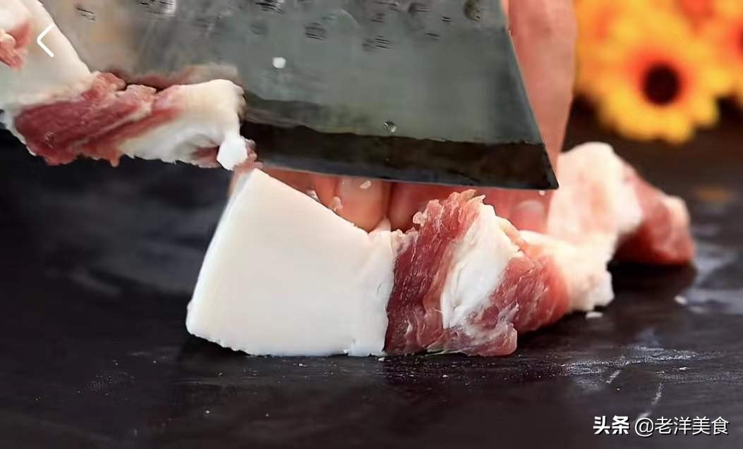 五花肉炒莲藕清脆爽口又下饭,怎么炒莲藕好吃又不发黑