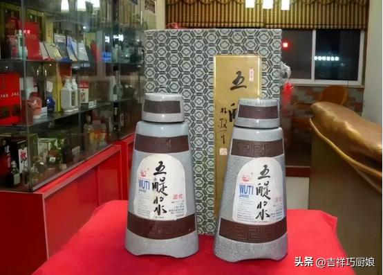 男子鉴定几十瓶假酒全集,小伙拿茅台酒去鉴定反被说是假的