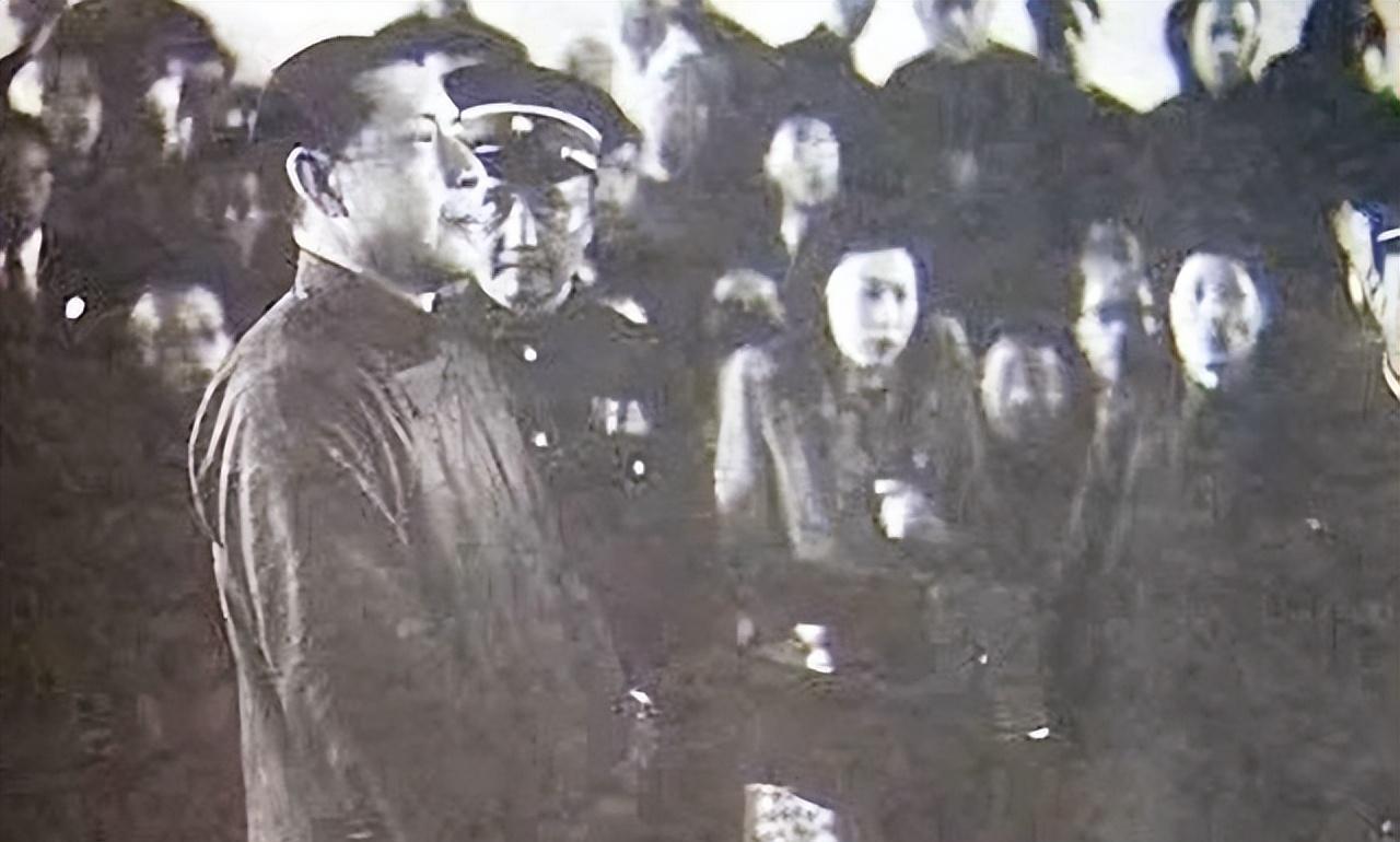 他是二号大汉奸，曾任代主席，枪决后妻子逃国外，儿子后来如何？