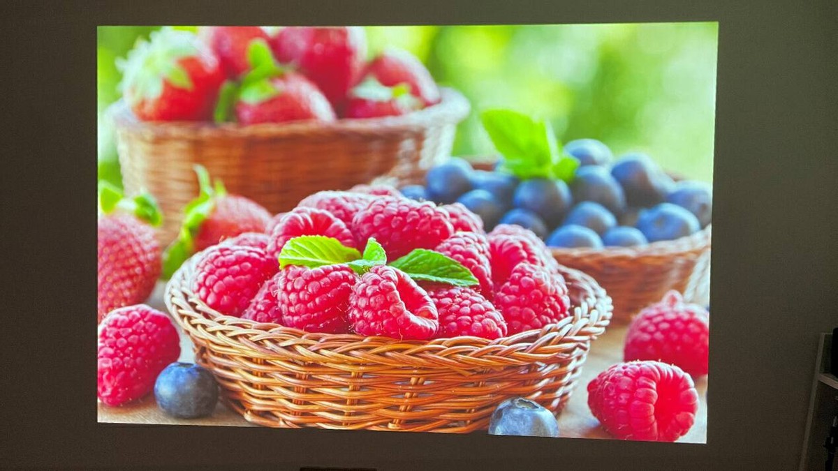 有它，挤啥电影院？AOCL1智能投影实测：2500ANSI流明+帝瓦雷调音