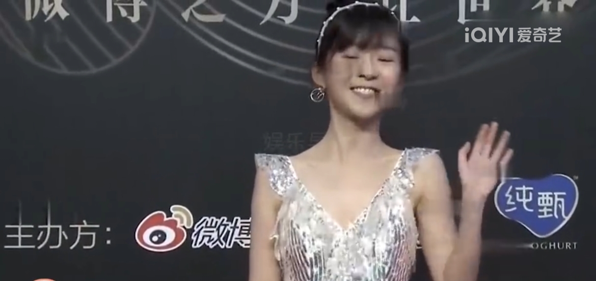 泫雅现场黑色吊带裙,女明星泫雅穿着蝴蝶吊带裙