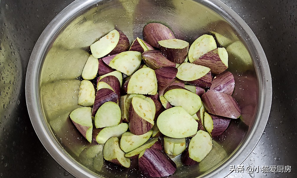 入味香喷喷的茄子煲就可以上桌了,咸鱼茄子煲直接用砂锅的做法