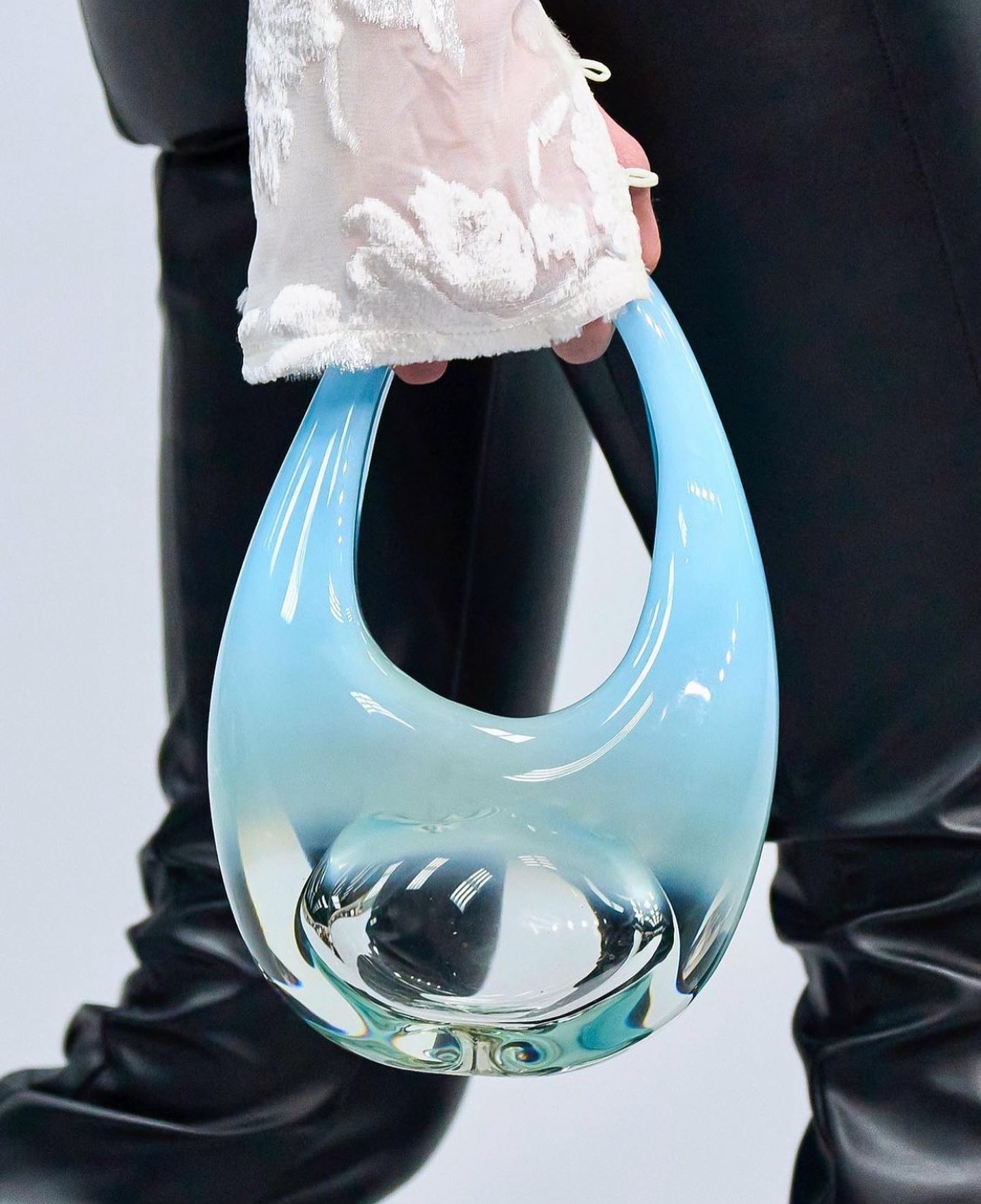 他们用玻璃做了个水晶包,卖得死贵,外国明星还狂爱