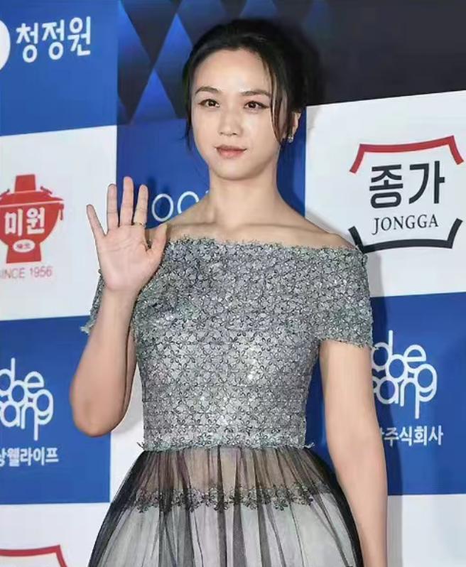 汤唯穿红色连衣裙 (汤唯身穿紫色深v礼服)