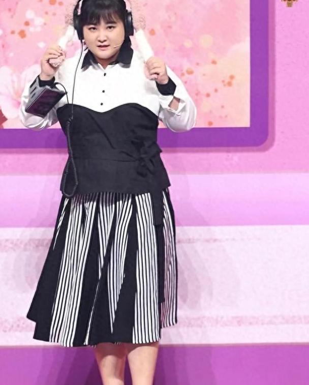 贾玲暴瘦50斤如同换了个人,贾玲暴瘦40斤后颜值逆天