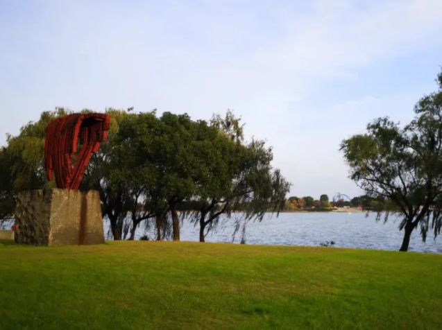 上海月湖雕塑公园游玩项目,上海月湖雕塑公园地洞迷宫