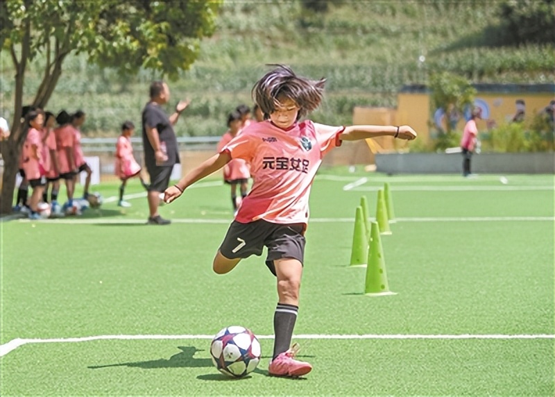 以球为媒筑起山里娃“逐梦之桥”