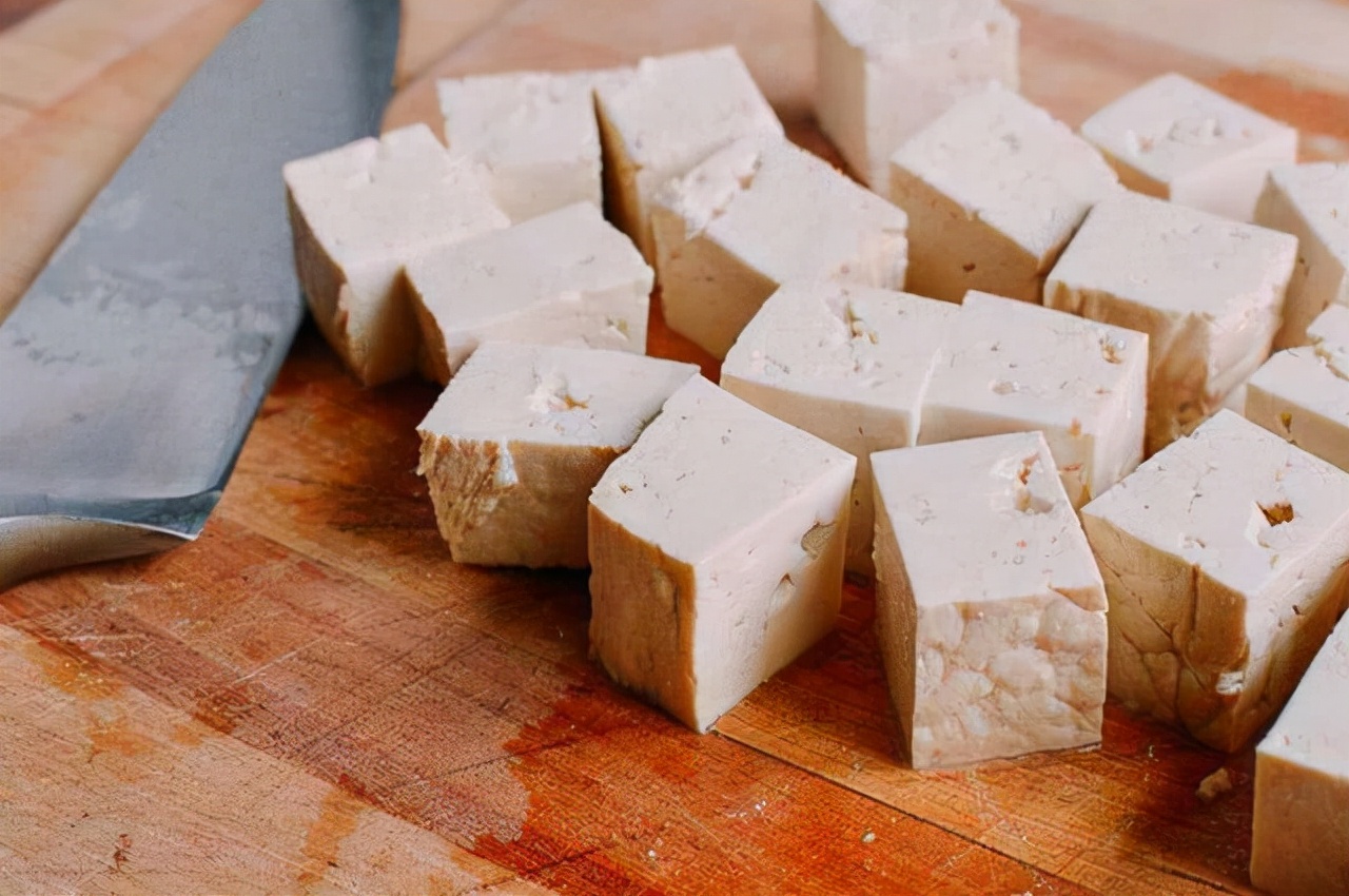 过年炸豆腐，最忌直接下锅炸，89岁奶奶教我这样做，蜂窝大不吸油