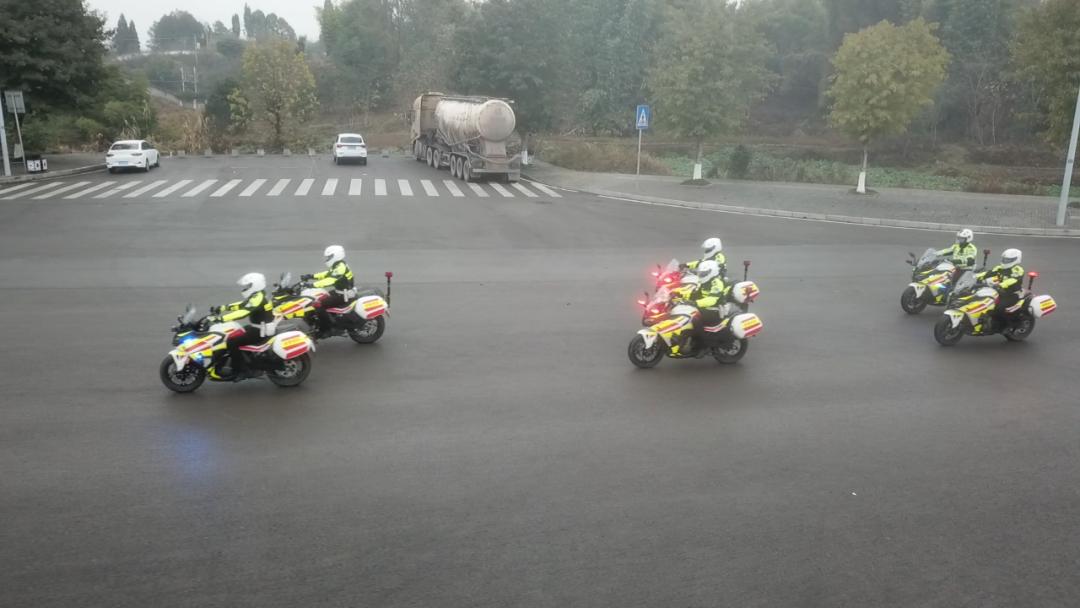 重庆渝警骁骑宣传片,渝警骁骑变身暖心代驾护送就医