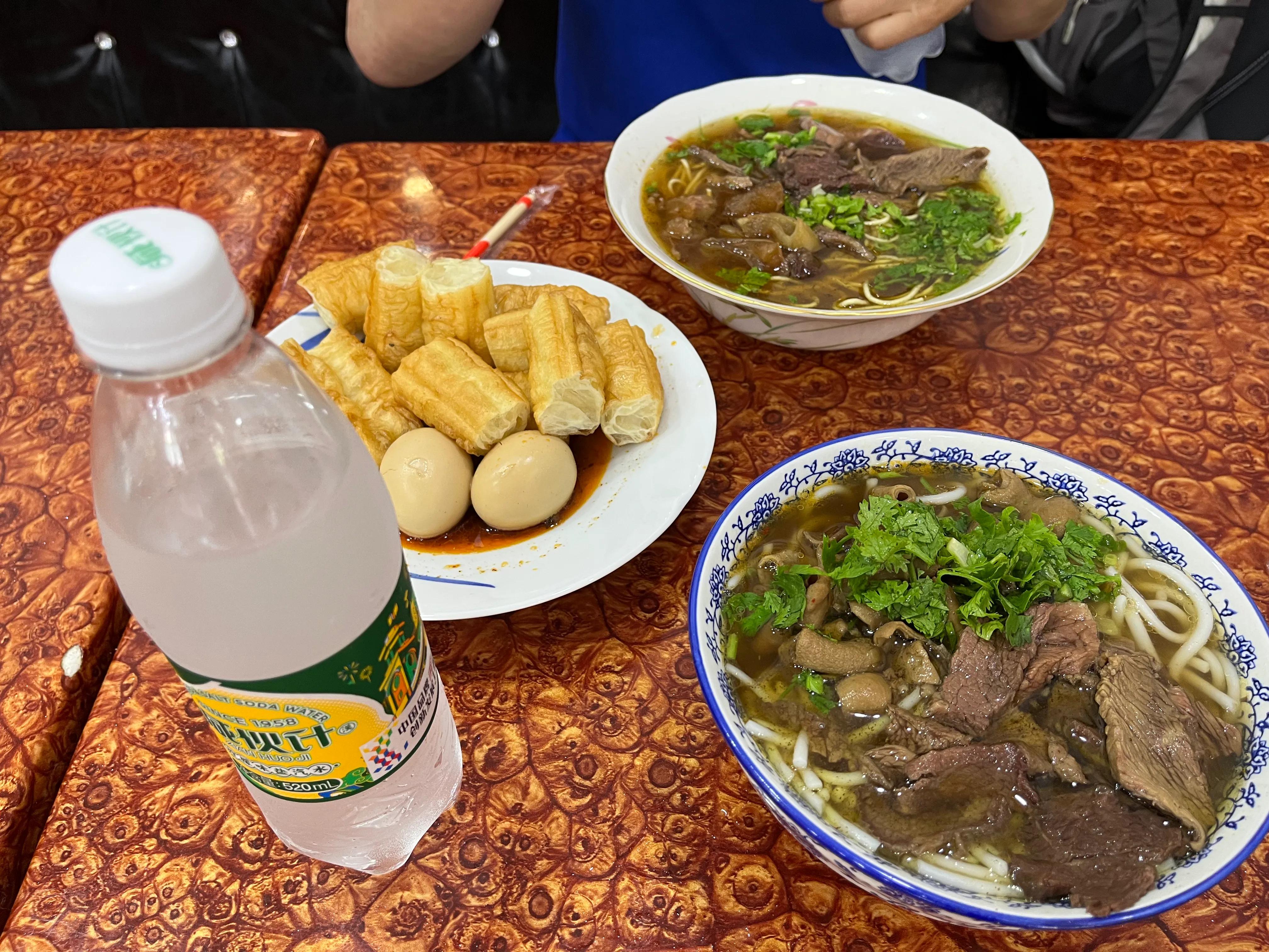 武汉最好吃的牛肉粉在哪里,武汉牛肉粉汤底