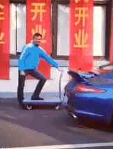 小哥也太菜了，不但没打中一个，还摔倒了，而且这不是足球