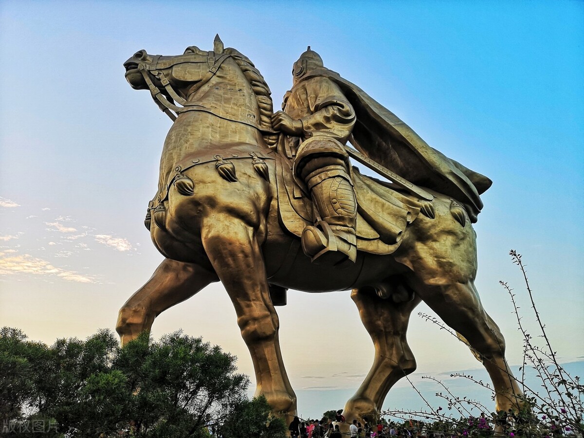 卖鱼起家，励志成为海贼王的男人，他的履历堪比“高启强”