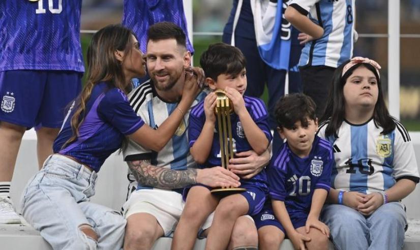 梅西世界杯夺冠亲吻安东内拉,梅西夺冠亲吻妻子
