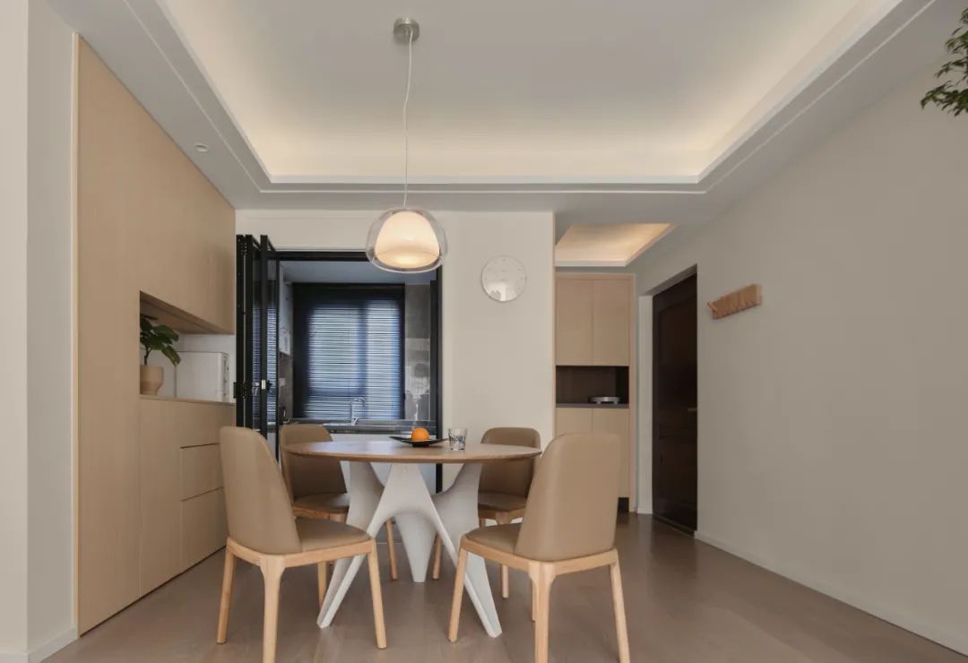 餐厅空间太小如何设计活动餐桌,3.8加4.5的餐厅可以放多大的圆桌