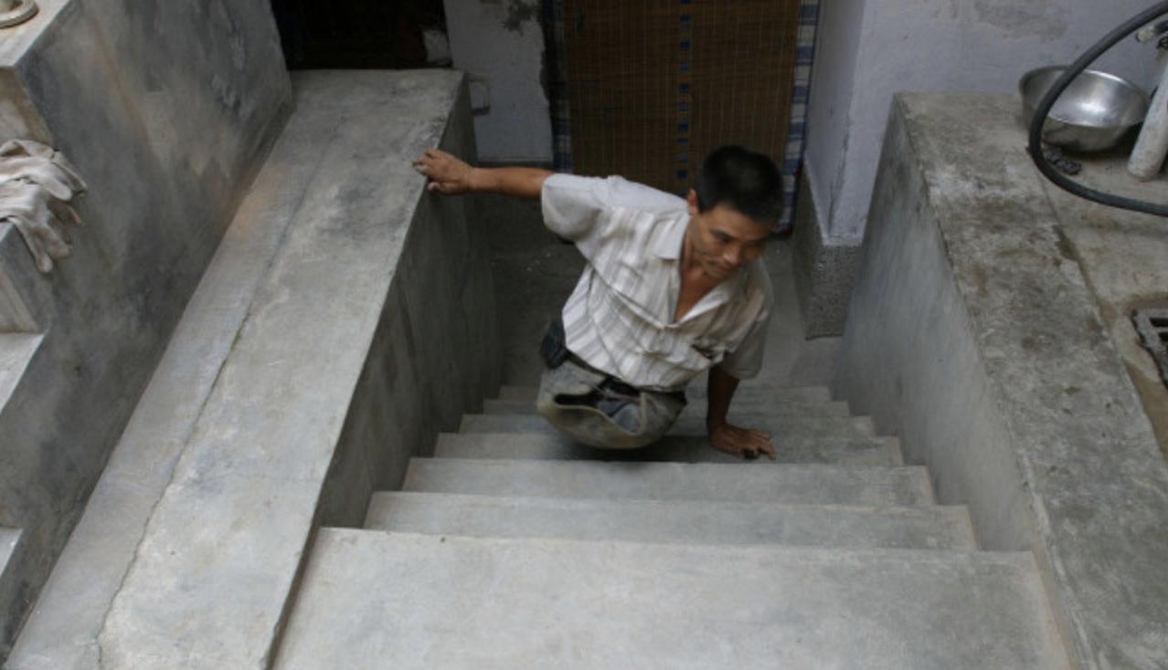 解决下肢残障人群行走难题，智能行走机器人开启崭新生活！