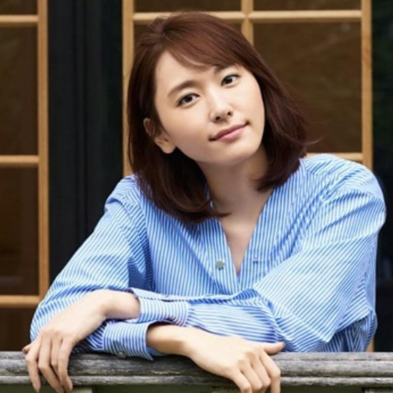 素颜适合什么颜色显白穿搭,这几种颜色超级显黑穿搭尽量避开