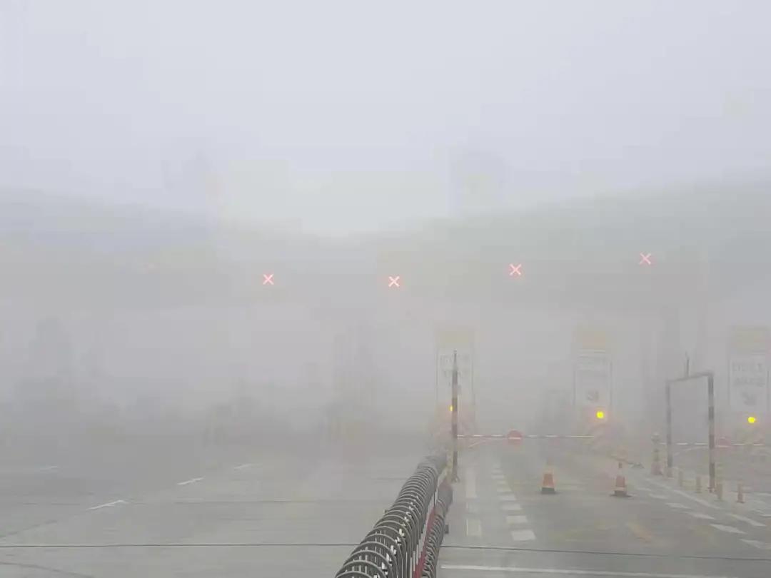 河南省驻马店市汝南县大雾预警,今晨大雾宛如仙境