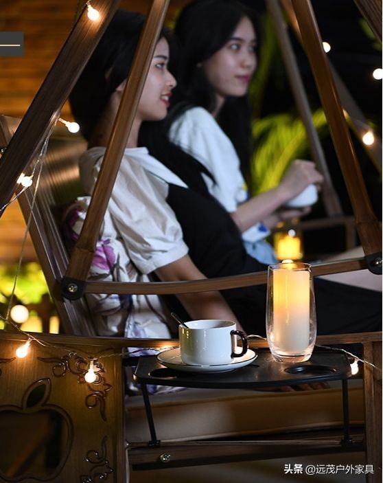 庭院秋千旁边放什么,庭院里秋千