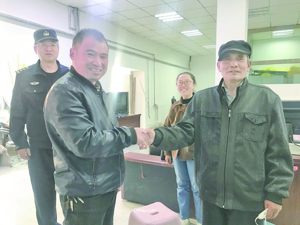 拾金不昧18万现金完璧归赵新闻,荆州7旬老人拾金不昧