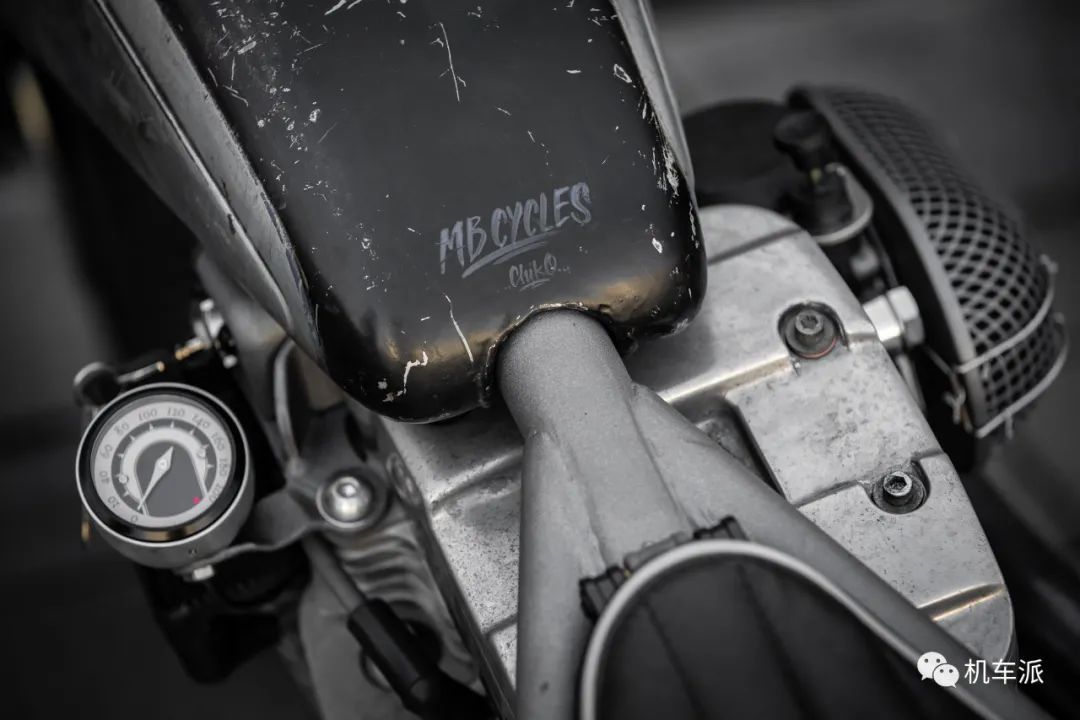 哈雷883bobber风格改装,哈雷硬汉883和凯旋bobber