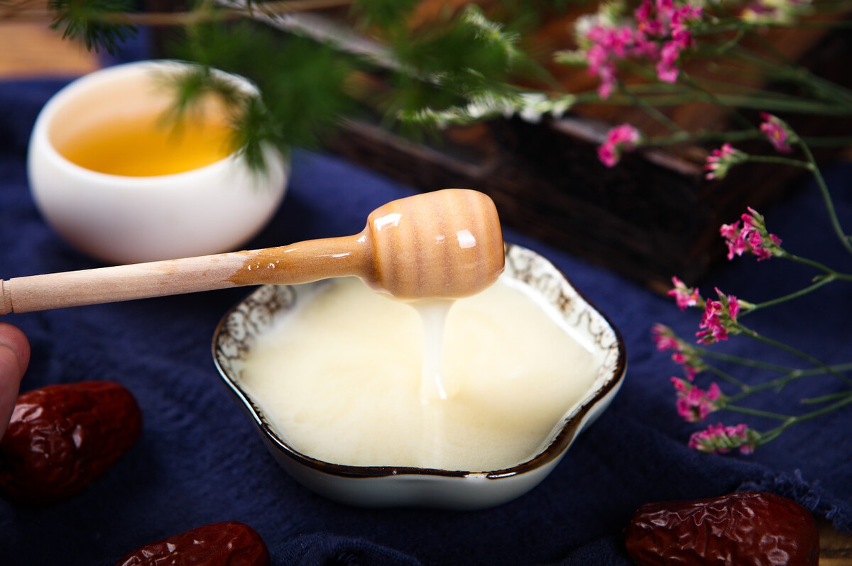 如何知道蜂蜜的真假视频播放,纯天然蜂蜜0添加真假辨别方法