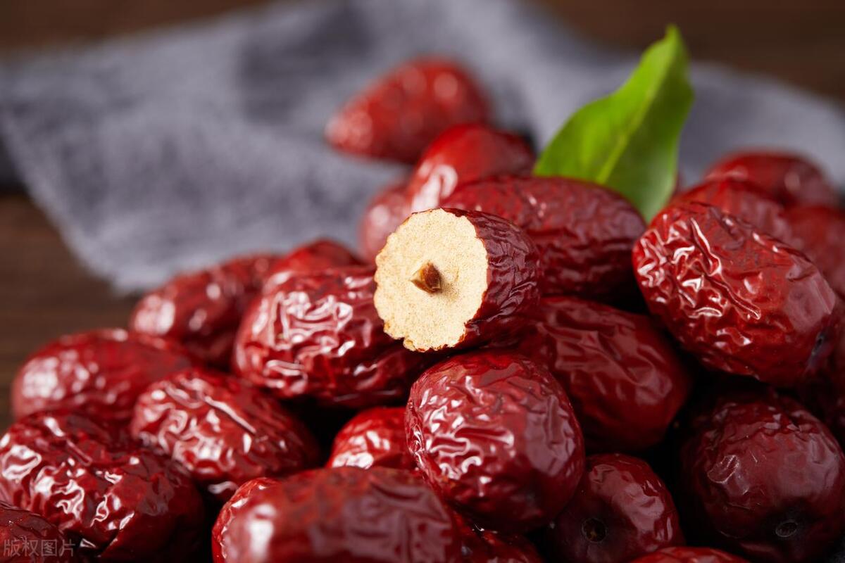 挑选干红枣有窍门，教你几招，包你挑的红枣个个优质，核小味甜