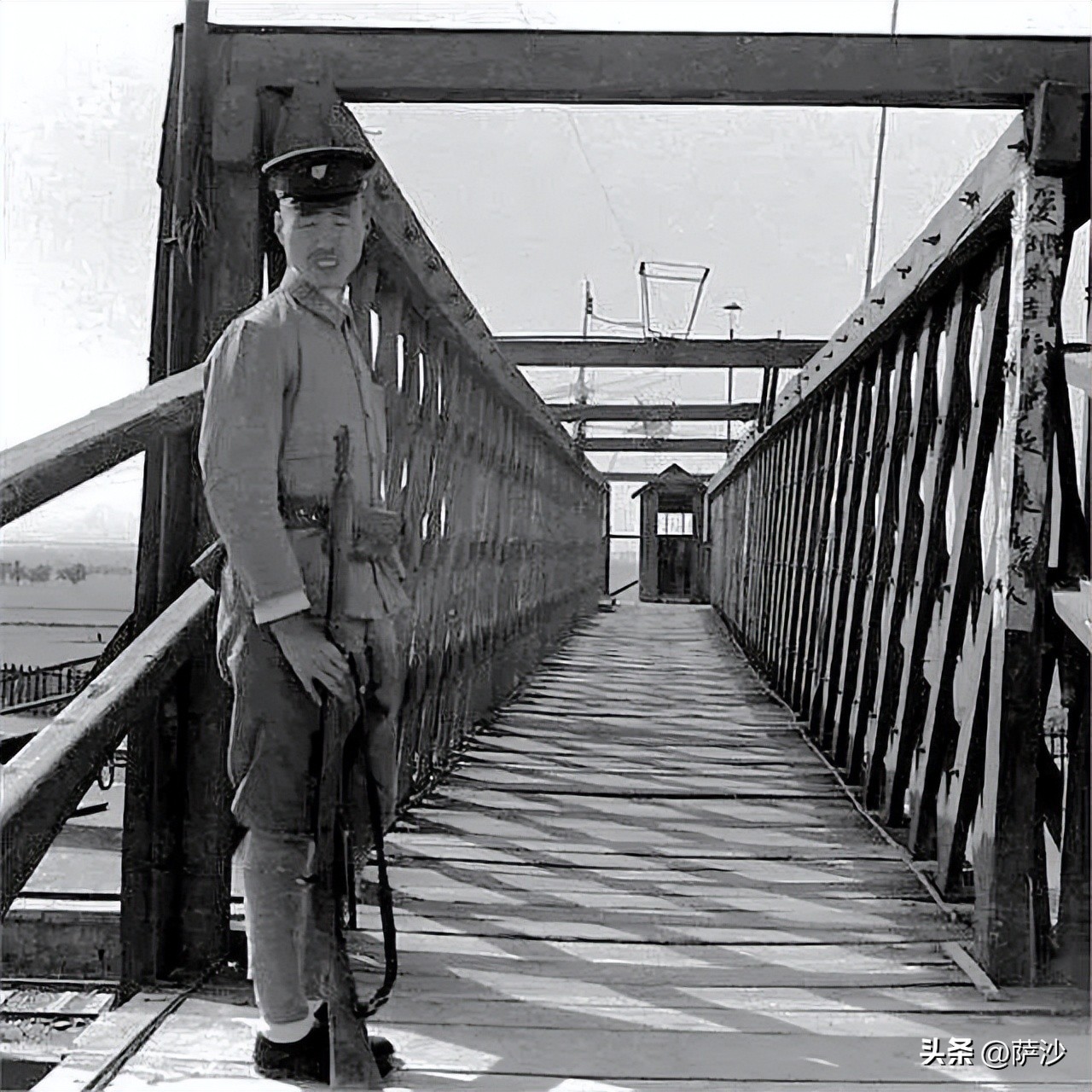 为什么抗日时期国军服装分了颜色,为什么汉奸军服是军阀服装