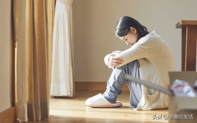 孩子的高考成绩出来了孩子哭了,高考成绩出来后家长的反应真实