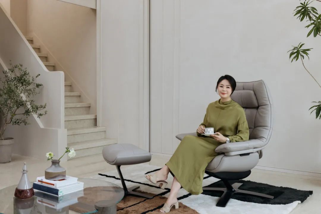 孟晚舟紫色连衣裙,孟晚舟蓝色连衣裙