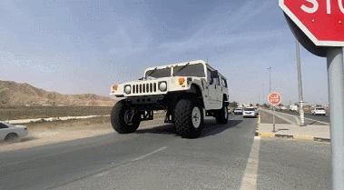 这个专开大车的中东浪子，最近搞了台两层楼高的悍马