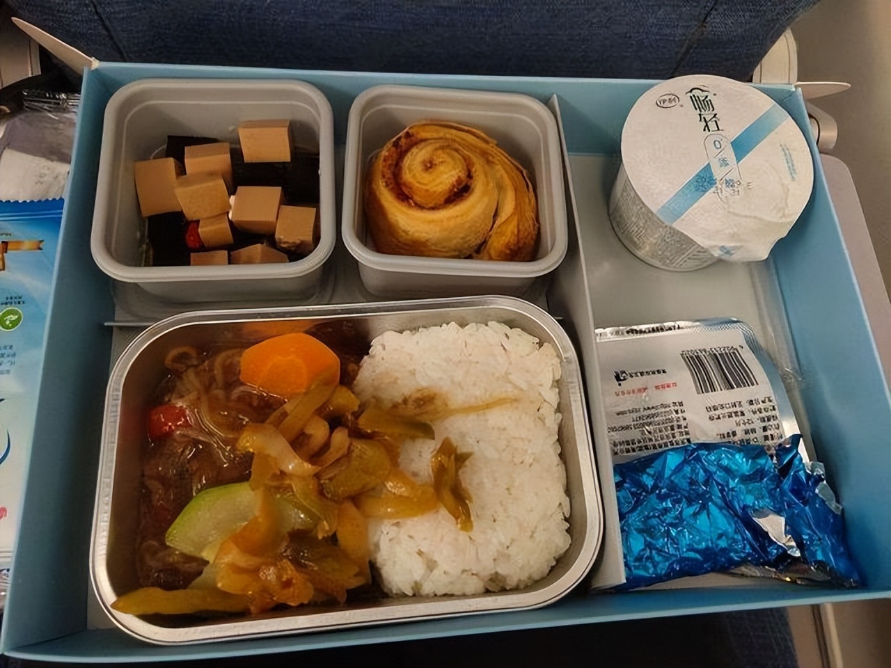 空姐吃飞机餐怎么处理,怎么处理空姐漏发餐食