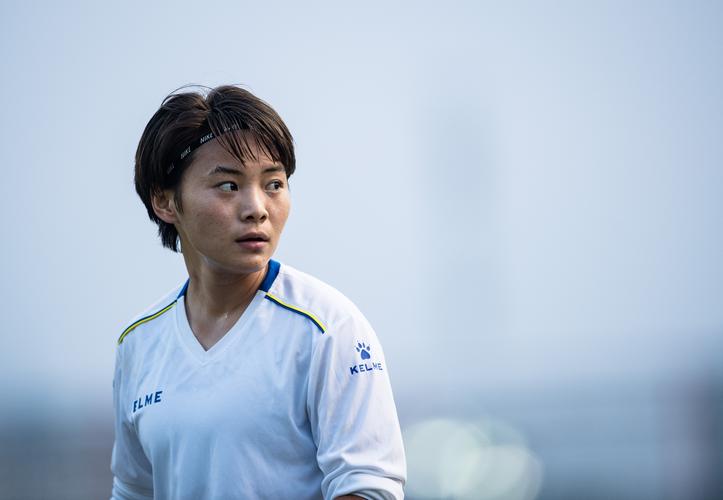 足球运动员王霜,王霜被谁养大的