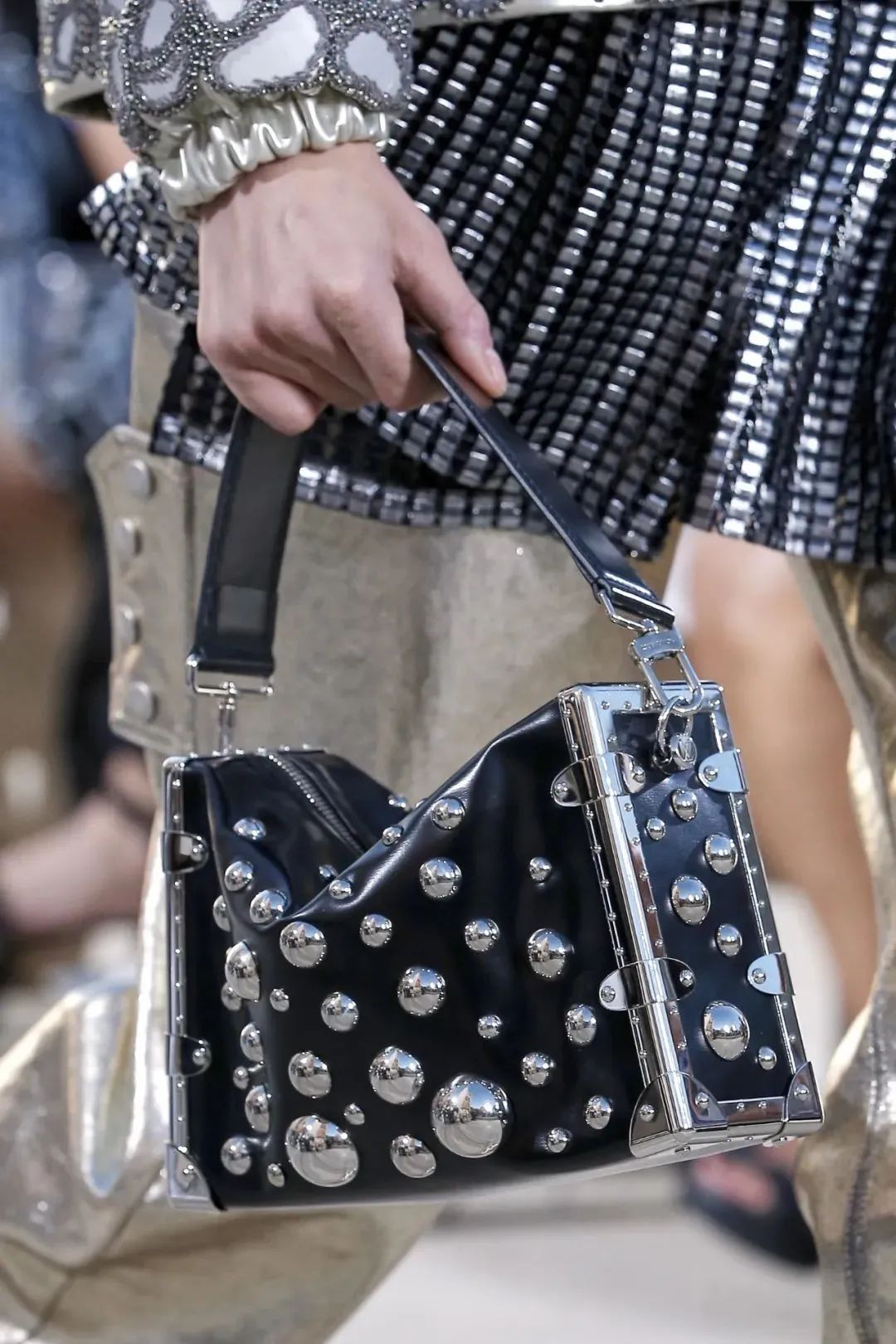 lv草间弥生联名,lv与草间联名