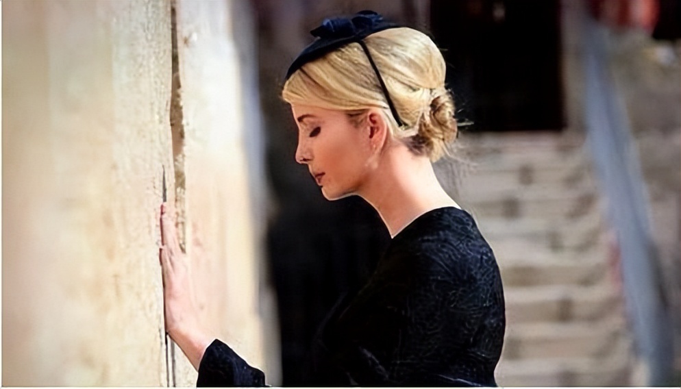 当你负债累累连亲戚都瞧不上你时,当你负债累累被人瞧不起时手绘