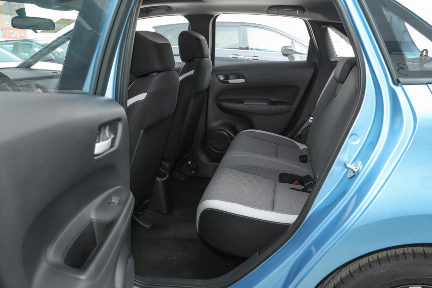 新手第一辆车家用车怎么选,想买舒适省油的轿车绕不开这三款