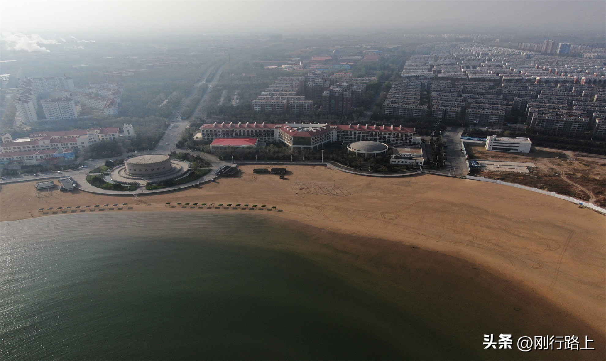 夏日总要去一趟山东龙口月亮湾的海滨沙滩吧