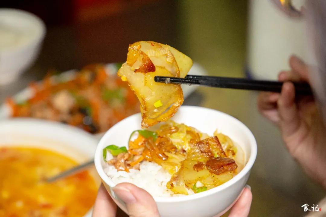 40m²的小店,厨房就占一半!建昌家属院旁的这家馆子开了23年