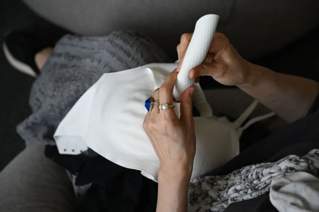 她为没有乳房的姐妹，穿上内衣