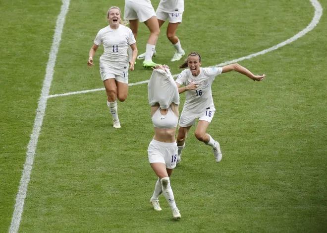 英国女球迷脱球衣庆祝,英格兰女球迷当众掀开球衣