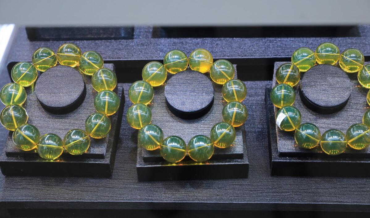 琥珀跟蜜蜡有什么区别哪个好,琥珀和蜜蜡是一样吗有什么区别