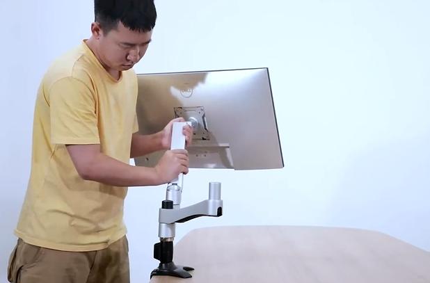 显示器支架显示器紧贴桌面,显示器安装到显示器支架步骤