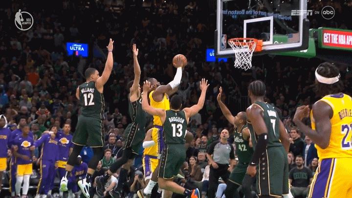 裁判控制了比赛！詹姆斯跪地不起，贝弗利拿着相机表达不满