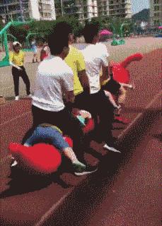 想穿这样的衣服还怕别人看见吗,穿这样的衣服出门真的不尴尬吗